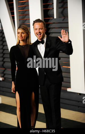 Aaron Paul und Lauren Parsekian besucht die 2015 Vanity Fair Oscar Party hosted by Graydon Carter im Wallis Annenberg Center für darstellende Künste am 22. Februar 2015 in Beverly Hills, Kalifornien. Stockfoto