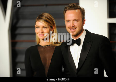 Aaron Paul und Lauren Parsekian besucht die 2015 Vanity Fair Oscar Party hosted by Graydon Carter im Wallis Annenberg Center für darstellende Künste am 22. Februar 2015 in Beverly Hills, Kalifornien. Stockfoto