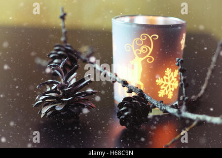 Kerze in Glas Fir-Kegel Stockfoto