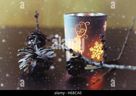 Kerze in Glas Fir-Kegel Stockfoto