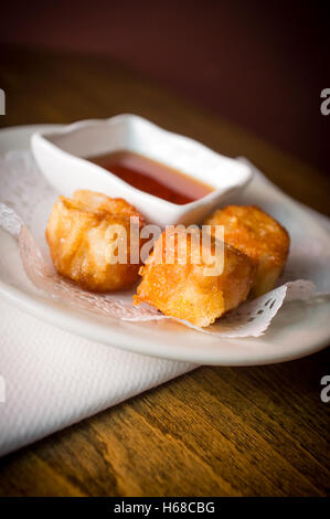 Köstliche chinesische Dim Sum Shumai Teigtaschen garniert mit süßer Soße Stockfoto