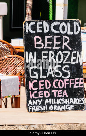 Tafeln vor einer Bar Werbung "Iced kaltes Bier in gefrorenem Glas, Iced Coffee, Tee, Milch, Shakes und frische Orange" Stockfoto