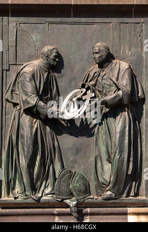 Deutschland, Köln, Relief an der Südseite der Kathedrale erinnert an den 20. Weltjugendtag in Köln 2005, es Symboli Stockfoto