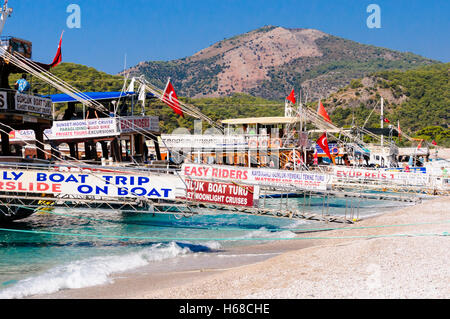 Gänge für viele Boote am Strand von Ölüdeniz bietet touristische Touren rund um Fethiye Bucht Stockfoto