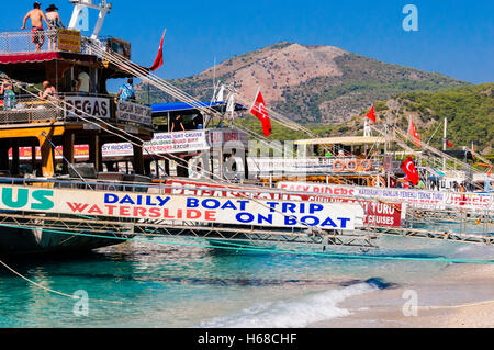 Gänge für viele Boote am Strand von Ölüdeniz bietet touristische Touren rund um Fethiye Bucht Stockfoto