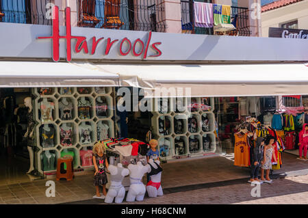 Ripoff Shop nennt sich selbst "Harrools" (Logo sieht sehr wie "Harrods") verkaufen gefälschte Kleidung und Handtaschen in Oludeniz, Tur Stockfoto