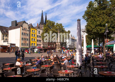 Europa, Deutschland, Köln, dem alten Markt im alten Teil der Stadt, Straßencafés, Blick auf die Kathedrale. Stockfoto