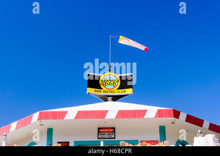 Melden Sie sich auf dem Dach des Reef Bar, Bistro und Club. Rot, weiß und blau, Hisaronu, Türkei. Stockfoto