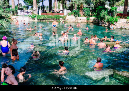 Menschen Baden in den Thermalbecken auf der römischen Cleopatra Pools, Hieropolis, Pamakkule, Türkei Stockfoto