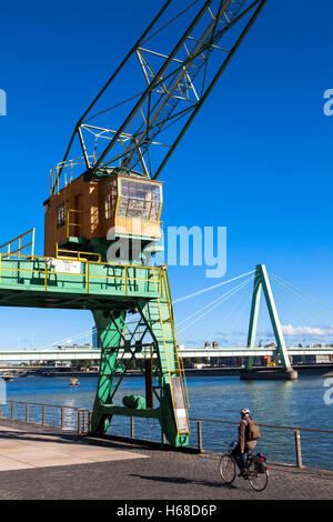 Deutschland, Köln, alte Kran am Rheinau-Hafen, im Hintergrund die Severins-Brücke. Stockfoto