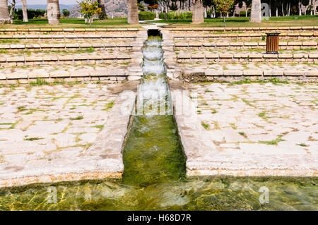 Wasserkanal, durch die römischen Gärten an den Thermalquellen in Pamakkule, Türkei Stockfoto