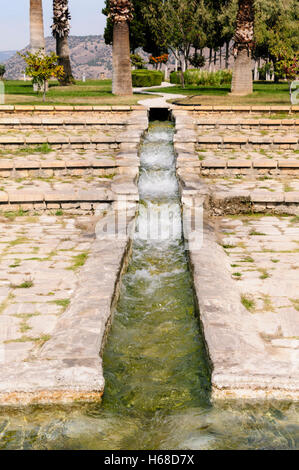 Wasserkanal, durch die römischen Gärten an den Thermalquellen in Pamakkule, Türkei Stockfoto