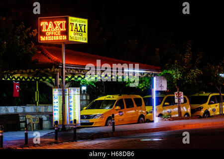 Taxistand-Büro in der Nacht in Hisaronu, Oludeniz, Fethiye, Türkei. Stockfoto