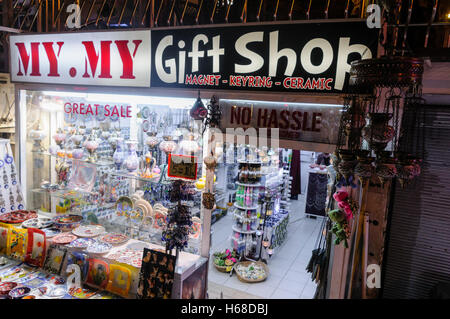 Souvenir und Geschenk-Shop in der Türkei, mit einem Schild über der Tür sagen "No Hassle" was bedeutet das Personal verlassen Sie allein zu durchsuchen Stockfoto