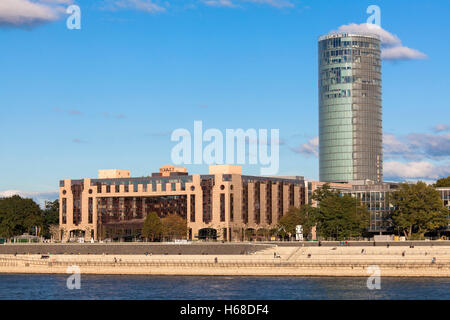 Deutschland, Köln, Hotel Hyatt Regency und das Köln-Triangle-Hochhaus im Stadtteil Deutz. Stockfoto