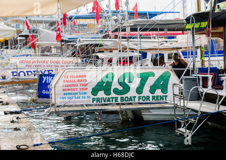 Zeichen, die auf den Gängen der Boote bietet private Bootstouren für Touristen und Besucher. Stockfoto