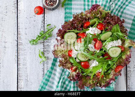 Nützliche Diät Salat mit Hüttenkäse, Kräutern und Gemüse Stockfoto