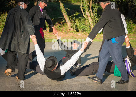 Brem Sur Mer, Frankreich - 9. Juli 2016: Show der traditionellen Tanz-Truppe Vendee Region von Frankreich, eine Hochzeit feiern Stockfoto