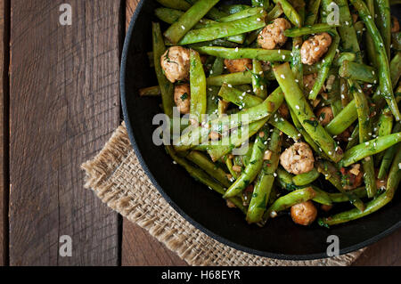 Grüne Bohnen gebraten mit Hähnchen Frikadellen und Knoblauch asiatischen Stil. Ansicht von oben Stockfoto