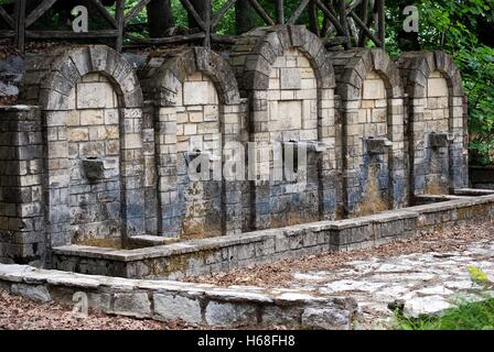 Ein alter Brunnen in der Nähe von Thessaloniki in Griechenland Stockfoto