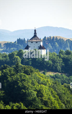 Banska Stiavnica, Slowakei - august 06, 2015: New Castle - gebaut im Jahre 1571 Gebäude - auch genannt Frauenberg - aus dem Hügel Wher Stockfoto