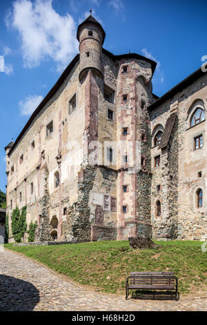 Banska Stiavnica, Slowakei - august 06, 2015: Hauptgebäude des alten Schlosses in Banska Stiavnica, Slowakei. Stockfoto