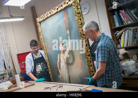 Restauratoren tragen ein neu reframed Porträt von Horatia Nelson, die Tochter von Emma Hamilton und Seeheld Horatio Nelson, im National Maritime Museum in London. Stockfoto