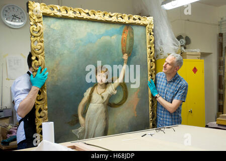 Restauratoren tragen ein neu reframed Porträt von Horatia Nelson, die Tochter von Emma Hamilton und Seeheld Horatio Nelson, im National Maritime Museum in London. Stockfoto