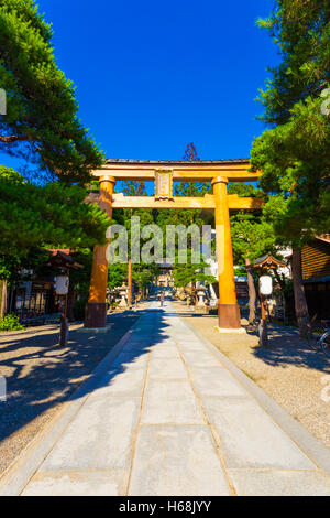 Hölzerne Torii Tor Eingang Sakurayama Hachiman-gu-Shinto-Schrein an einem strahlend blauen Himmel Tag in Takayama, Hida-Präfektur, Japan. Stockfoto