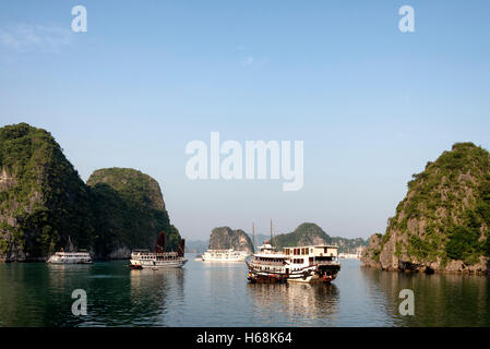 Tour Boote in Ha Long Bay, Vietnam Stockfoto