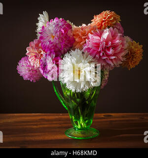 Dahlie Blumenstrauß in einer antiken Glaskrug. Stockfoto