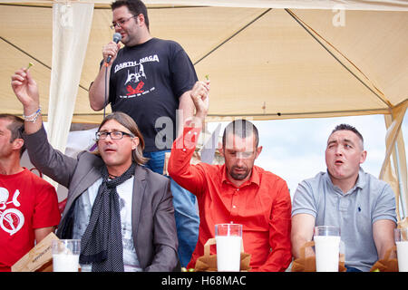 Chili-Wettessen auf dem Oxfordshire Chili Festival statt in Abingdon Stockfoto