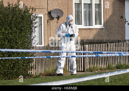 Ein forensische Offizier untersucht die Szene eines ungeklärten Todes in Argyle Avenue, Aylesbury Stockfoto