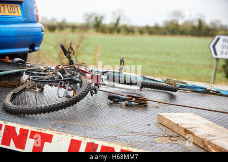 Die Szene nach einem tödlichen Verkehrsunfall mit Auto und Fahrrad auf der B480 in der Nähe von Garsington Stockfoto