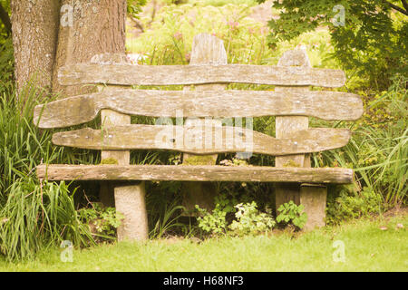 Alten verwitterten hölzerne Parkbank im Garten Stockfoto