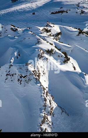 Schneebedeckte Felsformationen über Lech Arlberg-Österreich Stockfoto