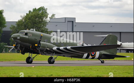 Douglas C-47A Skytrain, Militärversion der DC-3 Dakota in USAAF d-Day-Markierungen an Biggin Hill Air Show, Bromley, UK Stockfoto
