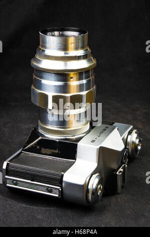 DONETSK, UKRAINE - 7. Mai 2016: alten sowjetischen Film SLR-Kamera Zenit - B mit Objektiv Jupiter-11, für die Verwendung mit 35 mm-Film in USS gemacht Stockfoto