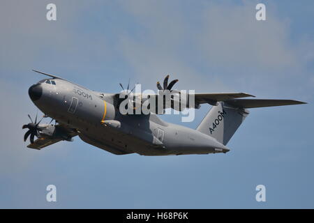 Der Royal International Air Tattoo 2014 vorgesehen eine große Anzeige der modernen militärischen und zivilen wie der Airbus A400M Stockfoto