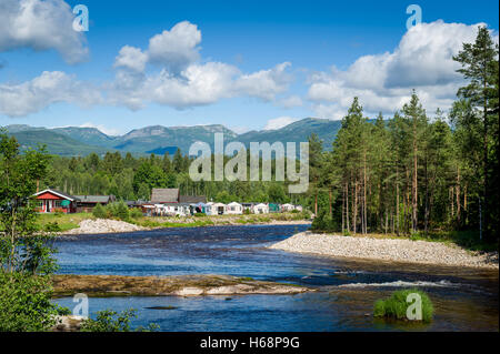 Norwegischen Camp auf die Flusslandschaft. Stockfoto