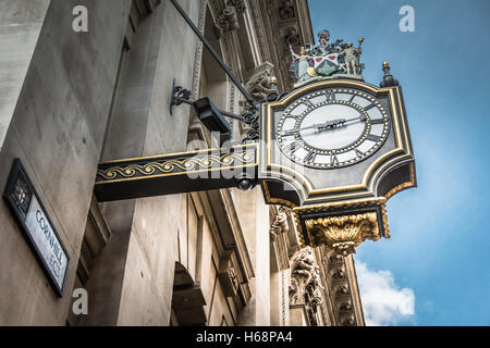 Eine von zwei Uhren auf der Royal Exchange in Cornhill, Threadneedle Street, City of London, EC3, England, UK Stockfoto