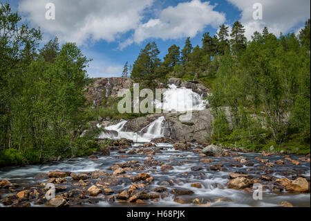 Langzeitbelichtung Foto Wasserfall auf dem Bergfluss in Norwegen. Stockfoto