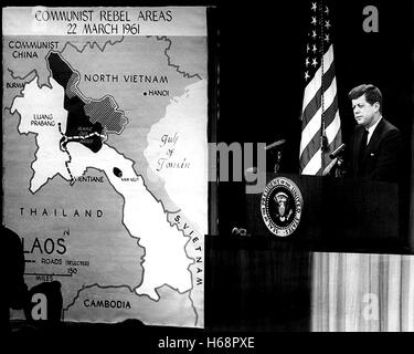 Präsident Kennedy 23. März 1961-Pressekonferenz im State Department Auditorium in Washington, D.C. Foto von Abbie Rowe/National Park Service dieser archival Print ist verfügbar in folgenden Größen: 8' x 10' $15,95 w / versandkostenfrei 11' x 14' $23,95 w / versandkostenfrei 16' x 20' $59,95 w / versandkostenfrei 20' x 24' $99,95 w / versandkostenfrei * The American Photoarchive Wasserzeichen erscheint nicht auf dem Ausdruck. Stockfoto