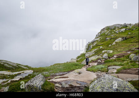 Frau Wanderer auf dem Weg zum Kjerag. Norwegens Natur. Stockfoto