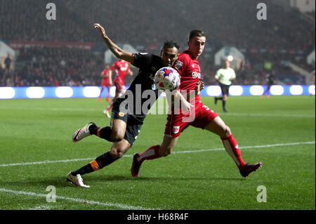 Hull City Ahmed Elmohamady (links) und Bristol City Joe Bryan (rechts) kämpfen um den Ball während des EFL-Cup Runde von 16 Match bei Ashton Gate, Bristol. Stockfoto