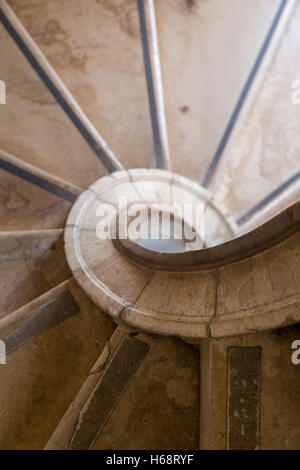 Antike Spirale Treppe aus Marmor Stein bei Tageslicht Stockfoto