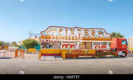 Noirmoutier, Frankreich - 15. August 2016: Installation des Zirkus Pinder auf einem Parkplatz von Noirmoutier, Frankreich, in den Sommermonaten Stockfoto