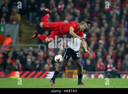 Liverpools Ragnar Klavan (links) und Tottenham Hotspurs Joshua Onomah (rechts) kämpfen um den Ball während des EFL-Cup Runde 16 Match an der Anfield Road, Liverpool. Stockfoto