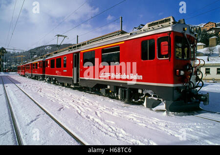 Red Train, Bernina-Express, St. Moritz Railway Station, Engadin, Schweiz, Europa Stockfoto