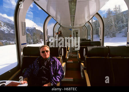 Red Train, malerischen Wagen des Bernina-Express, Retica Bahn, Engadin, Schweiz, Europa Stockfoto